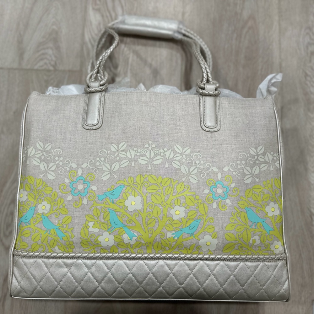 Vera Bradley - Large Resort tote in Sittin’ in a tree print - new with Tags